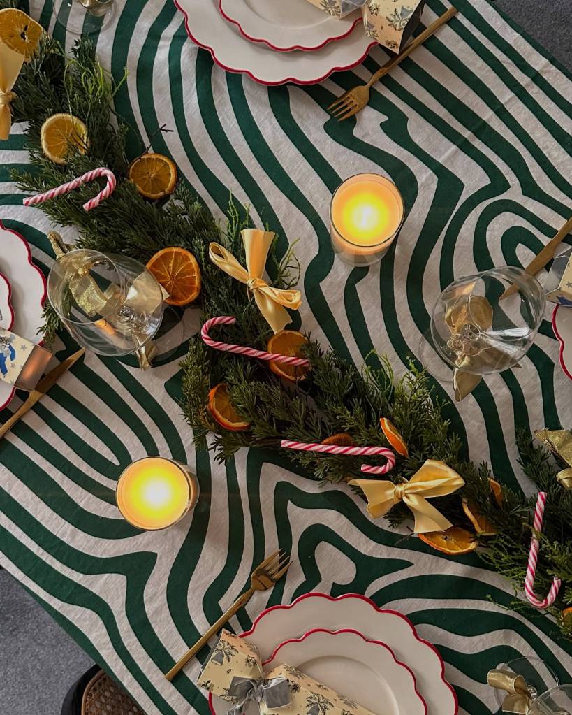 Velas de diferentes alturas, arranjos florais frescos ou uma mini-vila de Natal fazem a diferença.