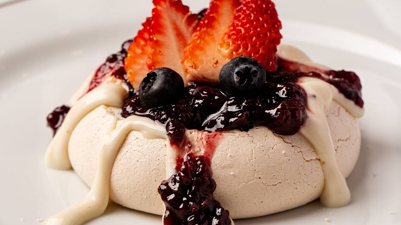 A receita da chef Bruna Leite, do bistrô paulistano Petit Petit, leva creme belga e frutas vermelhas