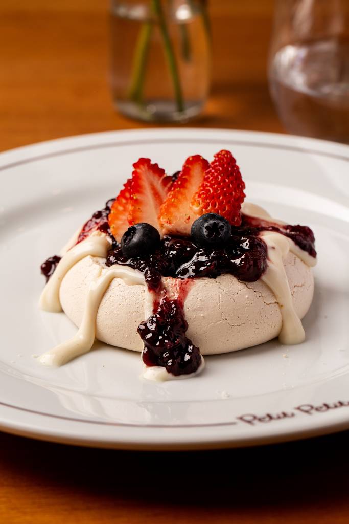 A receita da chef Bruna Leite, do bistrô paulistano Petit Petit, leva creme belga e frutas vermelhas