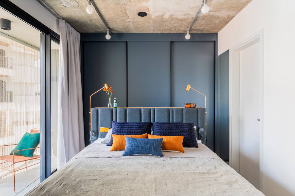 como-economizar-espaço-no-apartamento-pequeno-circulação-no-quarto No dormitório, a disposição estratégica da cama queen e a criação de corredores amplos melhoram a circulação e o conforto