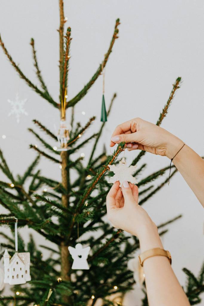 enfeites-natal-como-decorar Quantos enfeites cabem em uma árvore de Natal? Decoradora explica