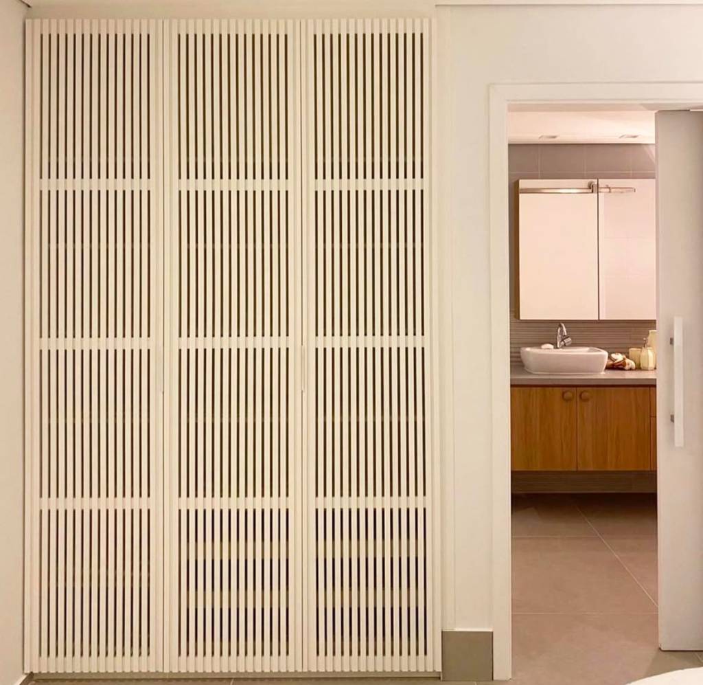 porta-veneziana-closet Quais são os benefícios da porta veneziana?