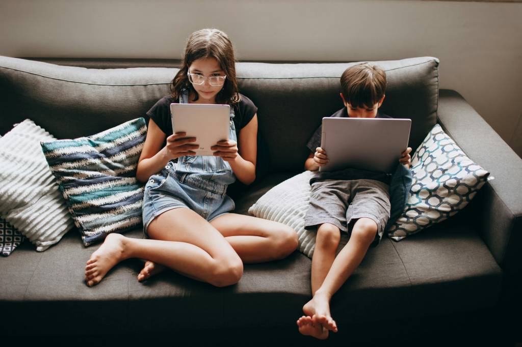 segurança-e-privacidade-digital-crianças-celular Como estabelecer um limite de tempo para os filhos mexerem no celular?