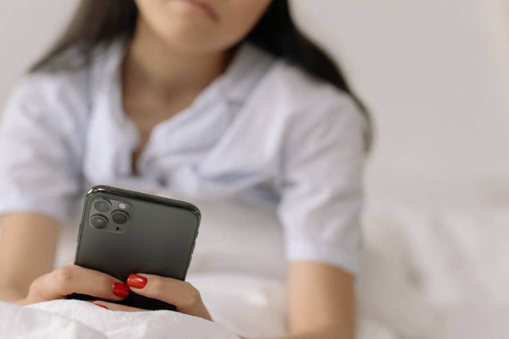 Exausto após usar o celular? Descubra o que é ‘Brain Rot’