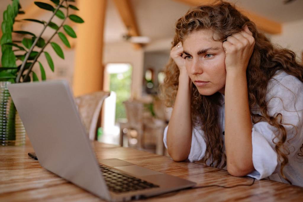 Novas regras da Meta prejudicam mulheres: aprenda como se defender