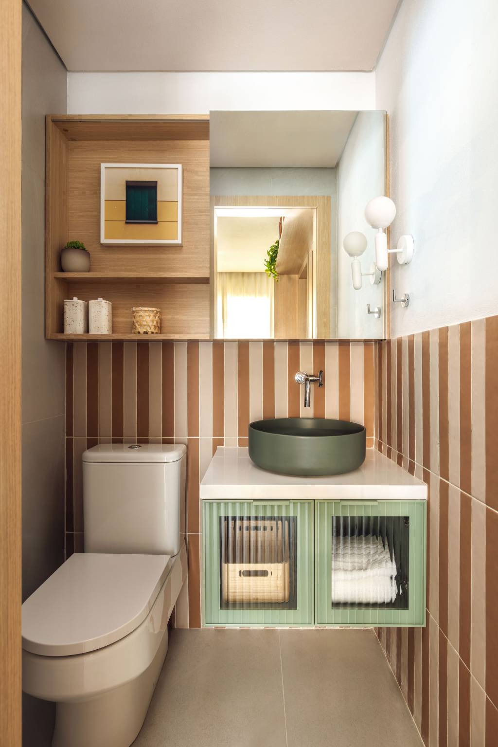 banheiro-listrado Tendências para decoração de banheiro em 2025