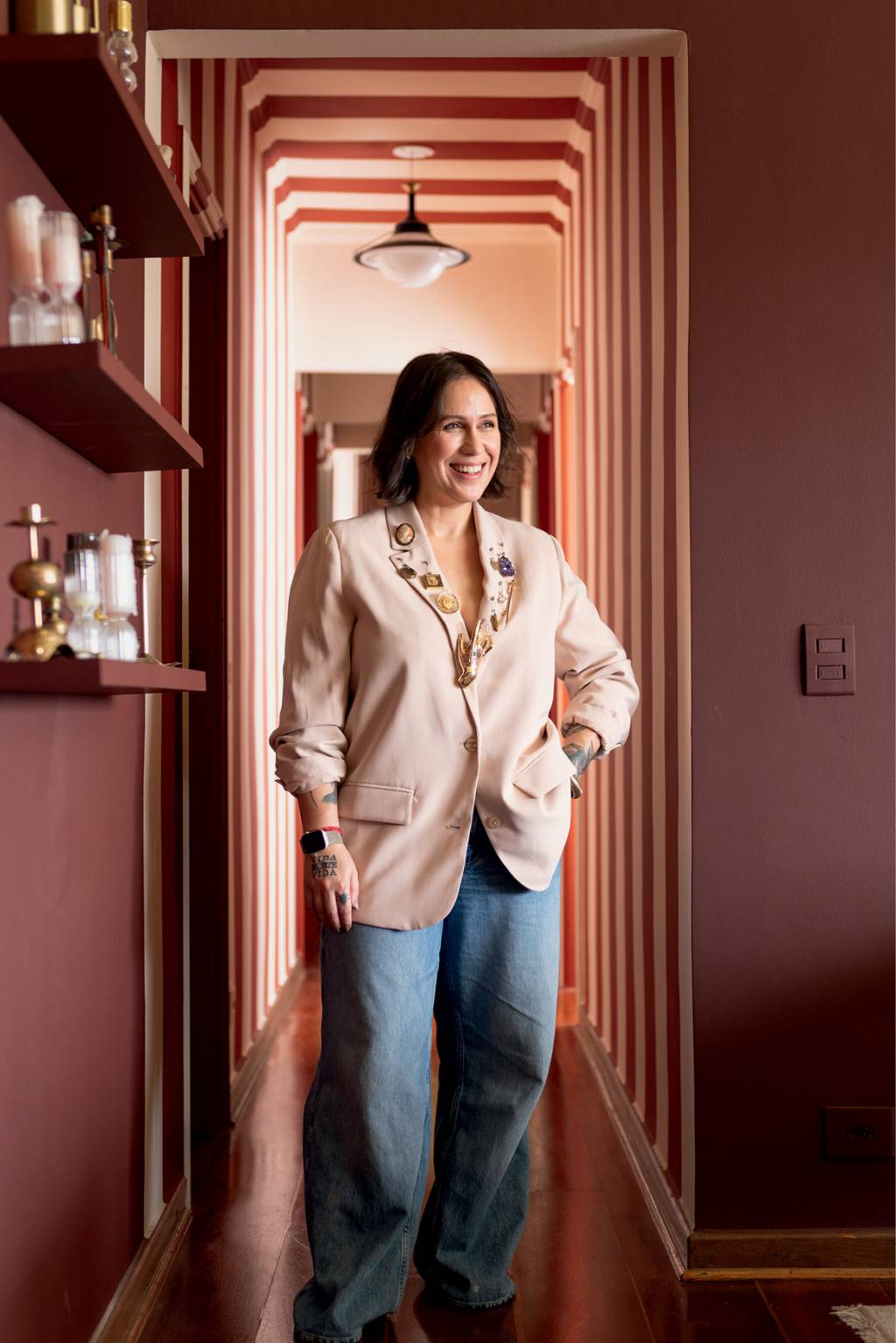 bruna-galliano-corredor-listras Decoração da casa de Bruna Galliano na revista CLAUDIA