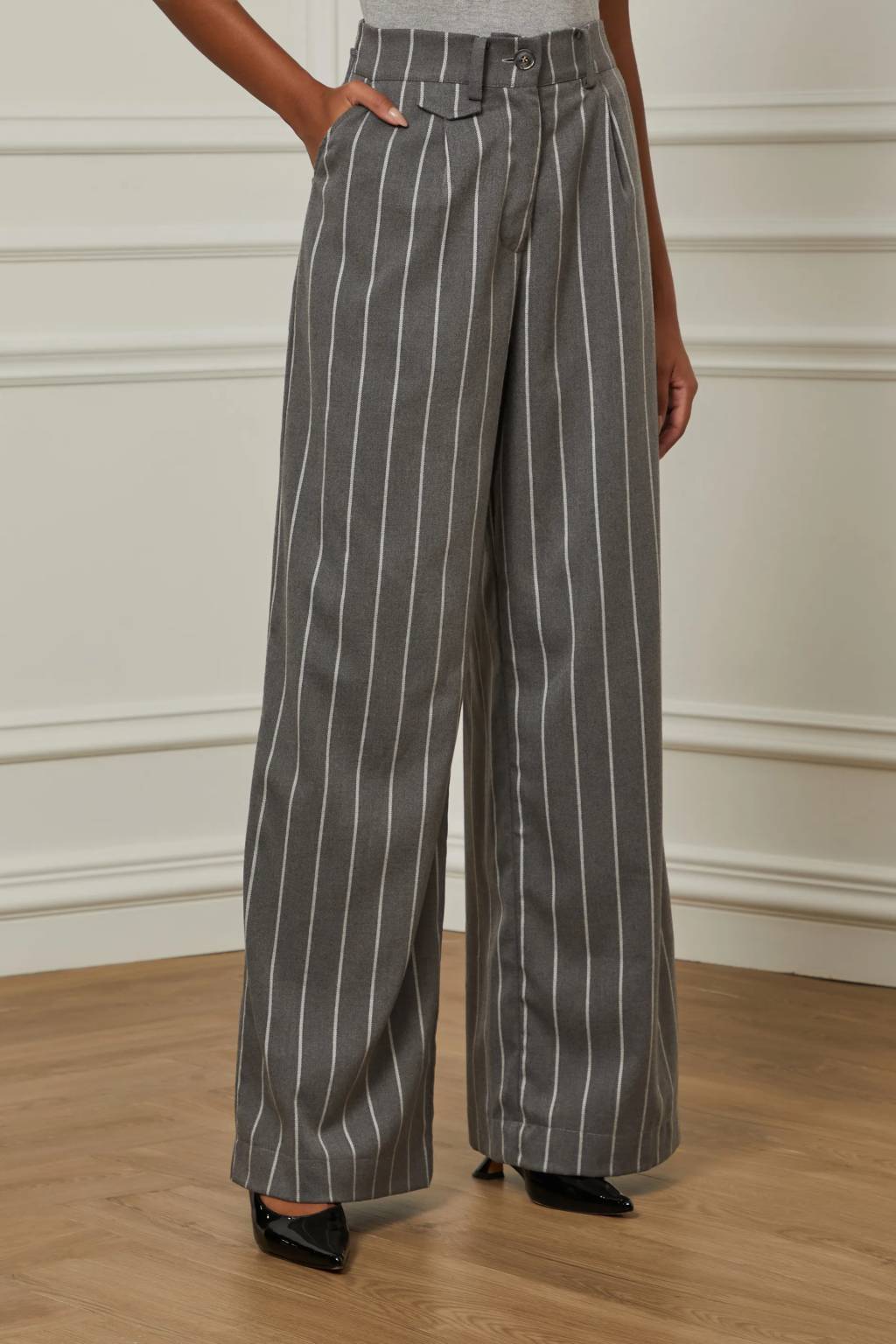 Cal&ccedil;a de alfaiataria listrada cinza e branoc