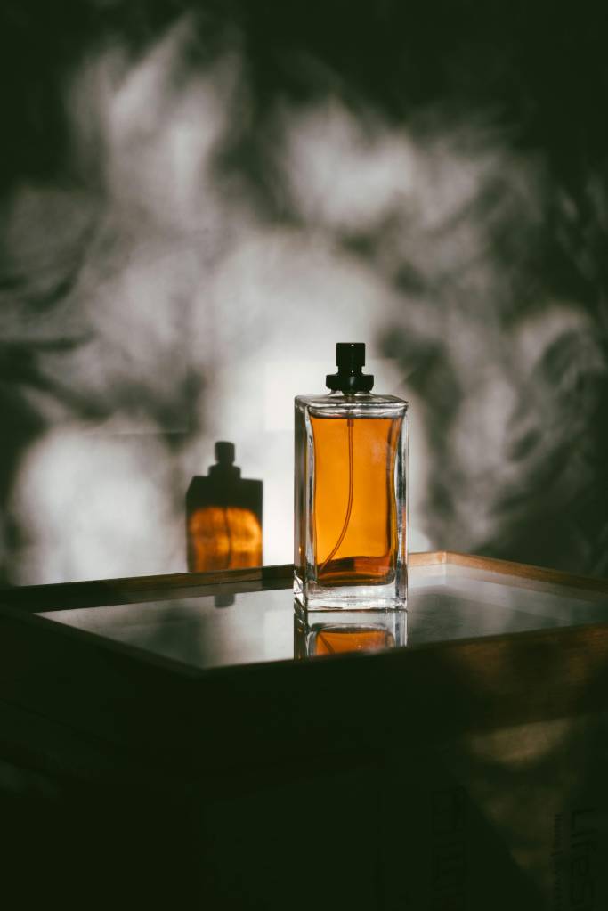 fragrâncias-versáteis-marcantes-tendências 4 tendências de perfumes que vão bombar em 2025