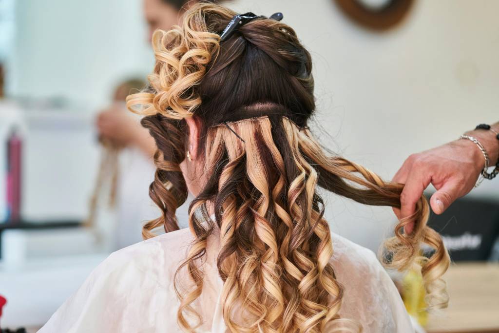 separar-mechas-para-cachear-cabelo-chapinha Como fazer cachos com chapinha
