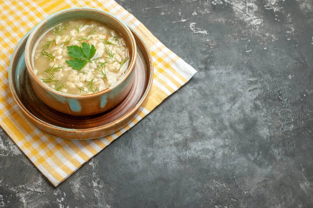 Dieta para virose: alimentos e receitas para aliviar enjoo, diarreia e vômitos