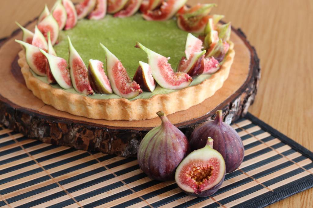 Torta matchá com figos