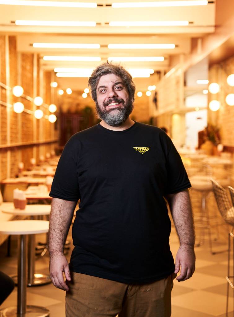 Caio Alciati, chef da LosDos Cantina O restaurante despojado inspira-se, como o nome entrega, nas cantinas mexicanas: locais simples, que servem comida tradicional, do dia a dia - ponto de partida para as novas criações
