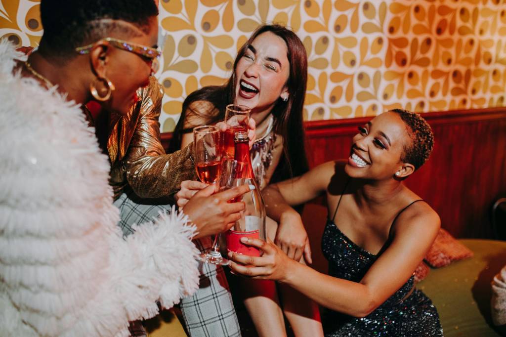 Carnaval 2025: 4 dicas para beber sem causar grandes danos