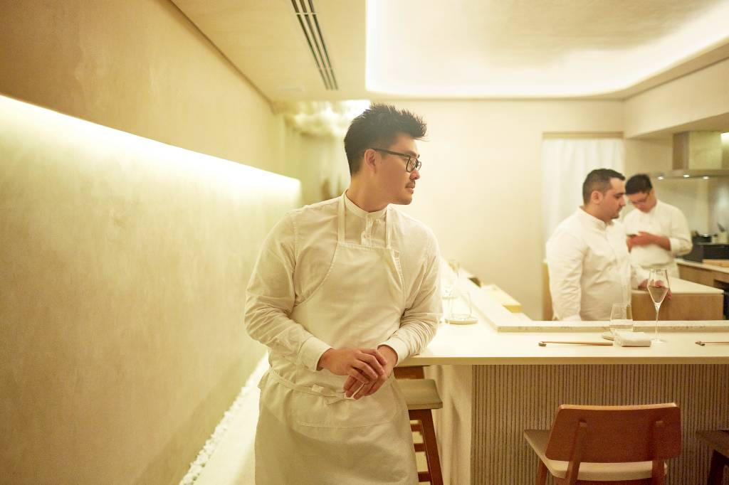 Gastronomia (Kanoe) – Horizontal5 O espaço, comandado pelo chef Tadashi Shiraishi, custa mais de mil reais por pessoa e serve pratos impecáveis