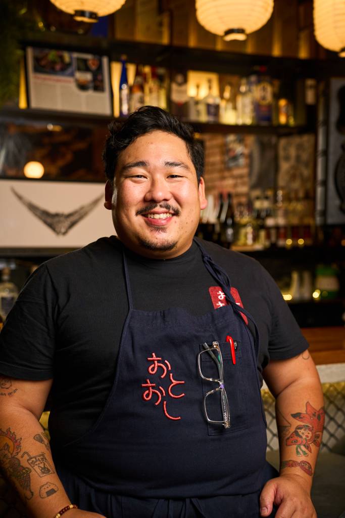 Toshi Akuta, chef do Otoshi Izakaya e do delivery Otodokê Inaugurado no início de 2023 pelo chef Toshi Akuta, o Otoshi Izakaya é um verdadeiro tributo à tradição dos botecos japoneses: um lugar descontraído, para sentar no balcão ou nas mesinhas e compartilhar diversos pratos, acompanhados de drinks, cervejas ou, claro, sakês