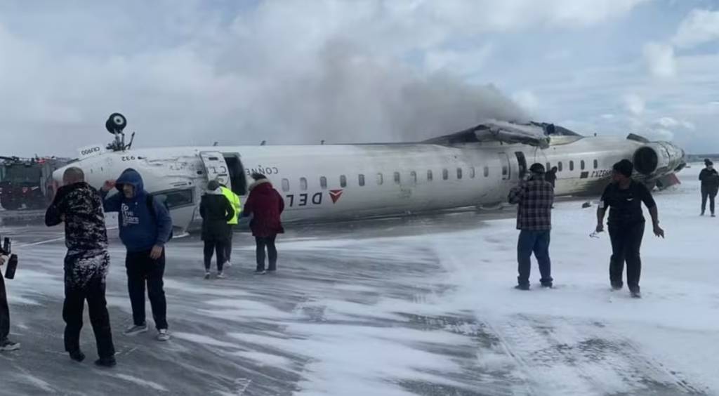 Avião da Delta CAPOTA em pista de aeroporto (VÍDEO)