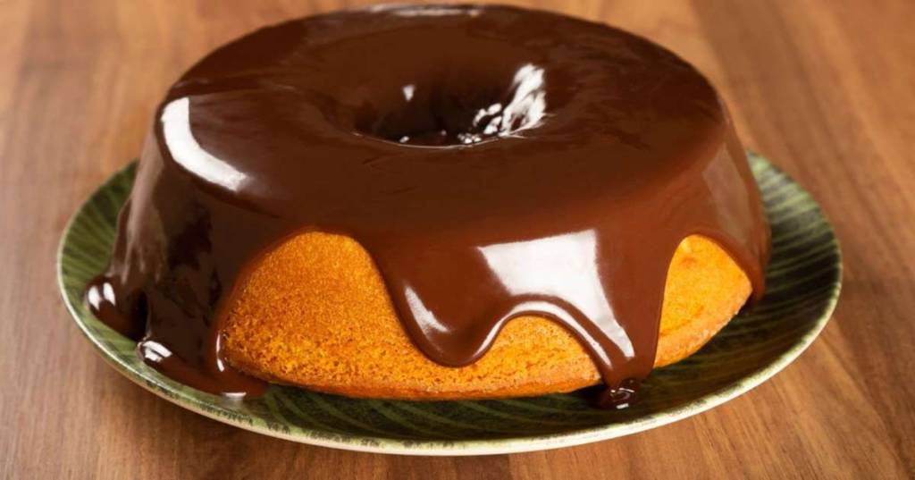 Bolo de cenoura com calda de brigadeiro
