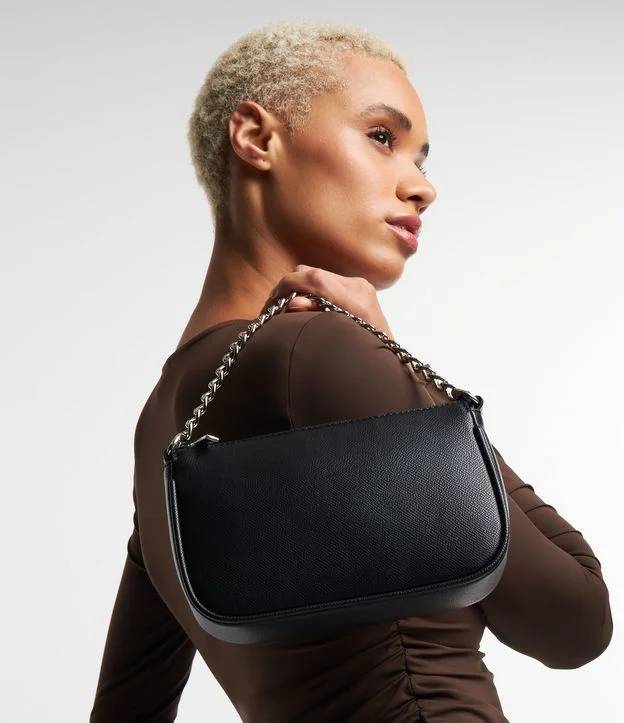 Look com bolsa de couro preta para o trabalho
