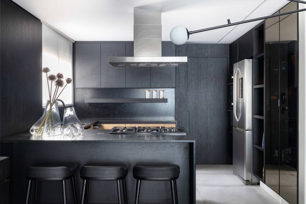 4 cozinhas pretas para ninguém botar defeito!