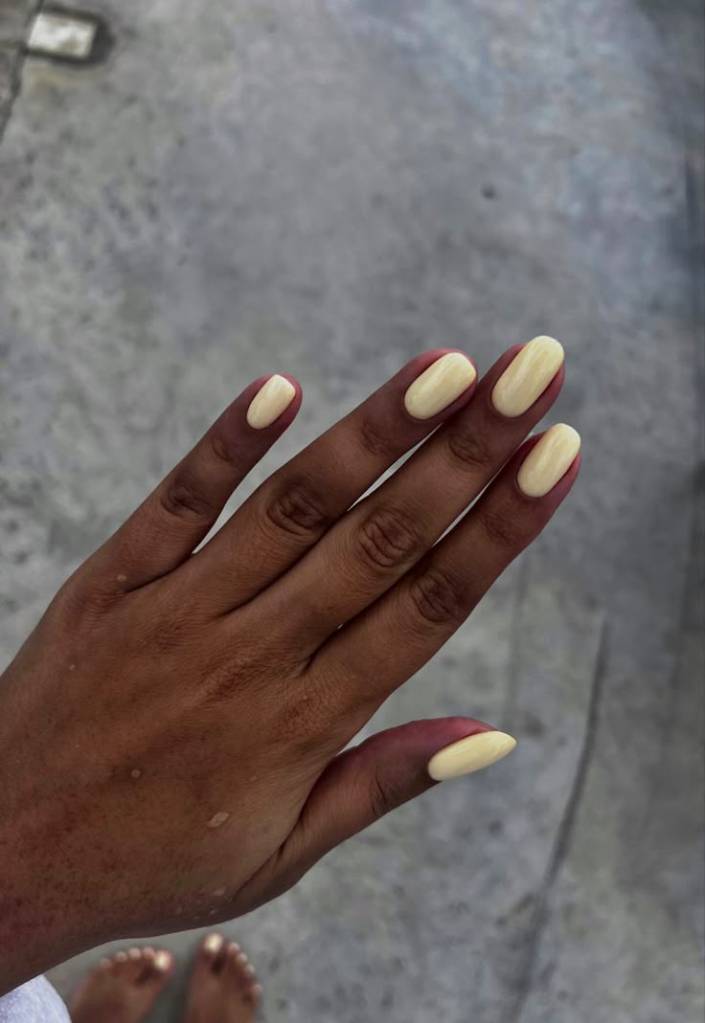 esmaltes-cores-tendência-2025-amarelo-manteiga Essas são as 5 cores de esmaltes mais desejadas em 2025