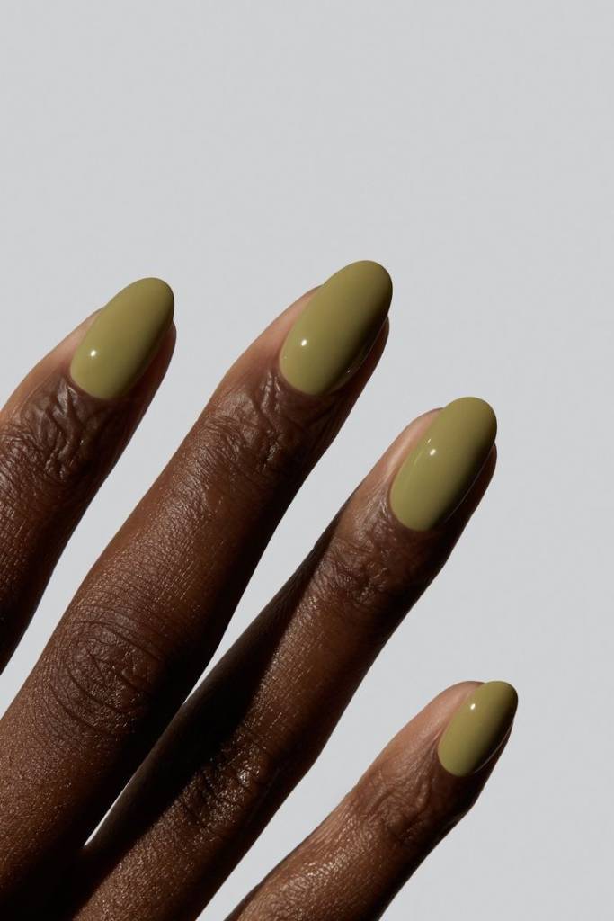 esmaltes-cores-tendência-2025-verde-natureza Essas são as 5 cores de esmaltes mais desejadas em 2025