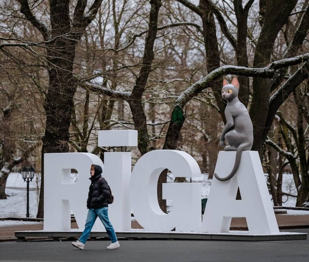 flow-riga O gato da animação Flow ganhou uma estátua em cima do letreiro de Riga, capital da Letônia
