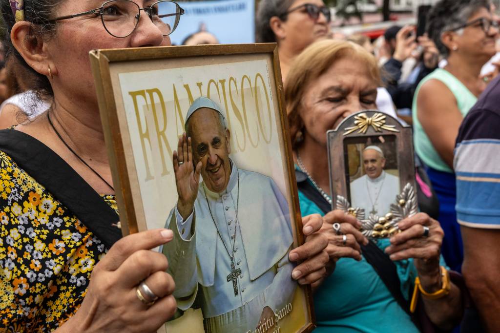 papa-francisco (1) Fiéis católicos carregaram imagens do Papa Francisco em uma missa ao ar livre para rezar por ele em Buenos Aires, na Argentina, em 24 de fevereiro de 2025