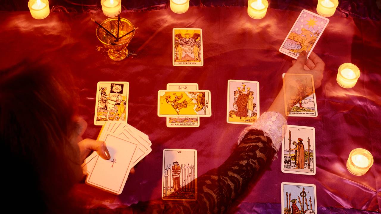 Mulher jogando cartas de tarô.