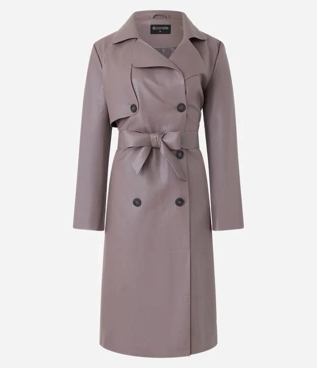 Look com trench coat e all star para o trabalho