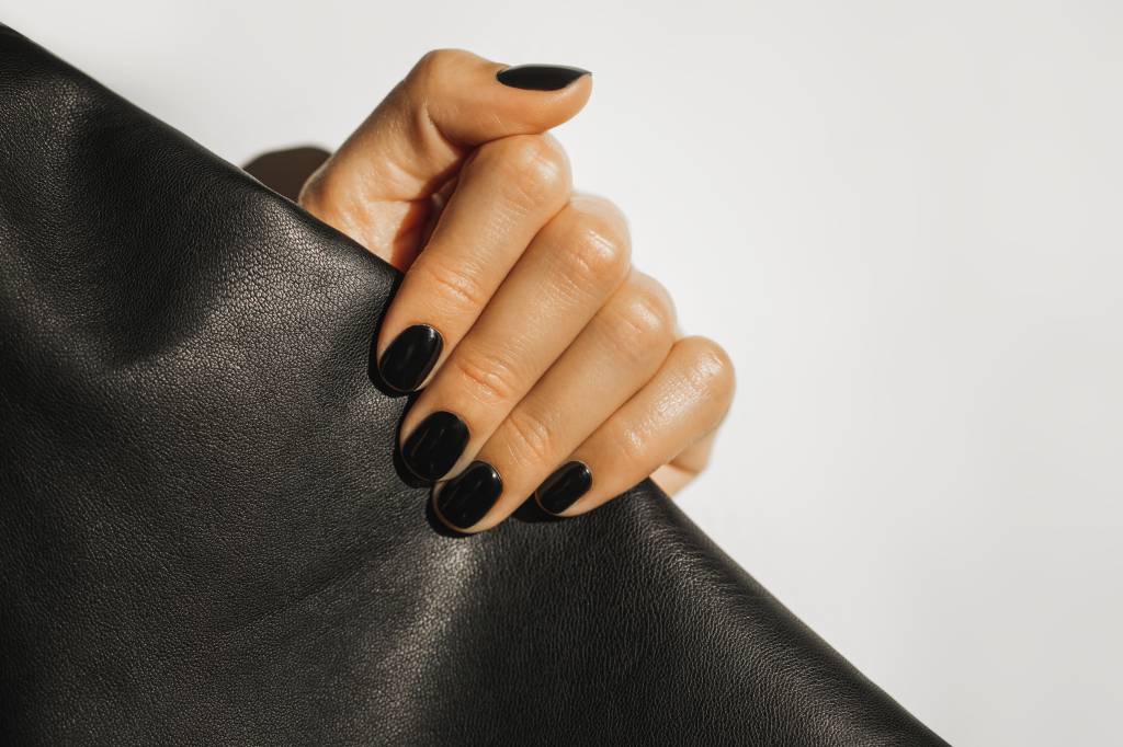 Os 3 esmaltes pretos com efeito gel favoritos do momento