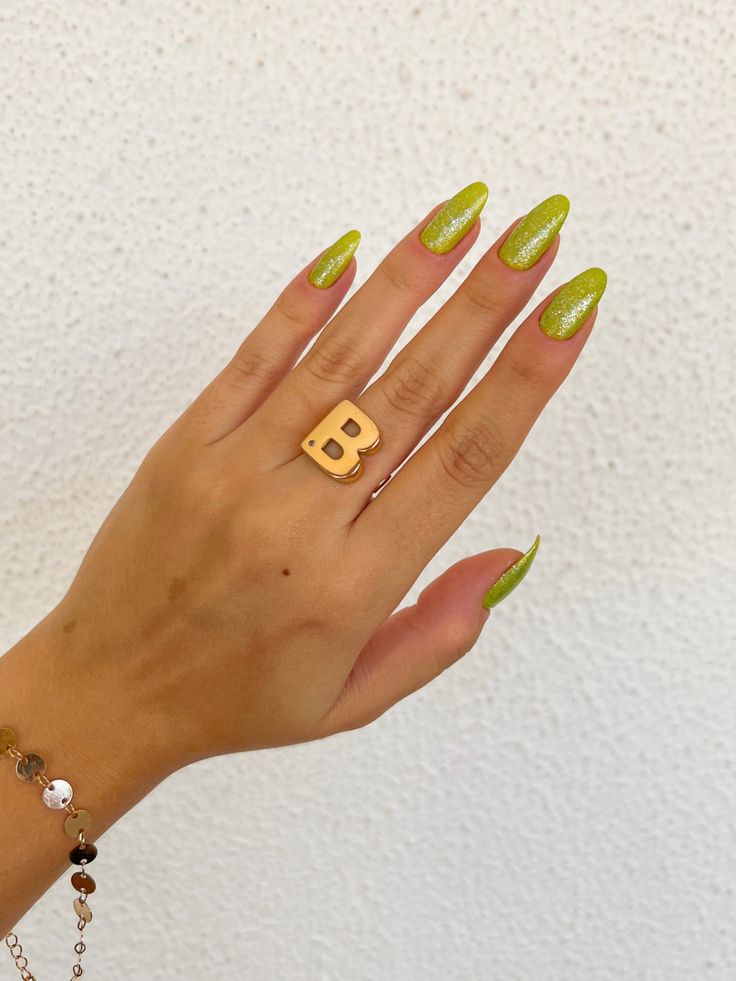 verde-glamour-mistura-esmaltes 4 combinações de esmaltes para unhas charmosas e delicadas no verão