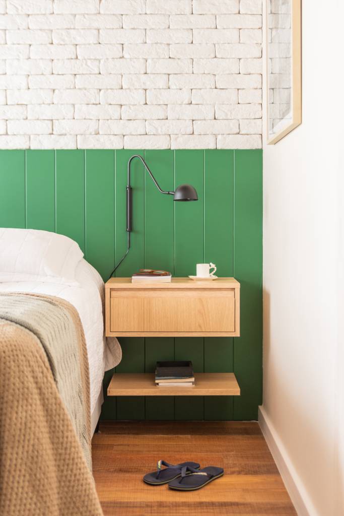 Neste quarto projetado pelo BMA Studio, a madeira clarinha traz a sensação de aconchego