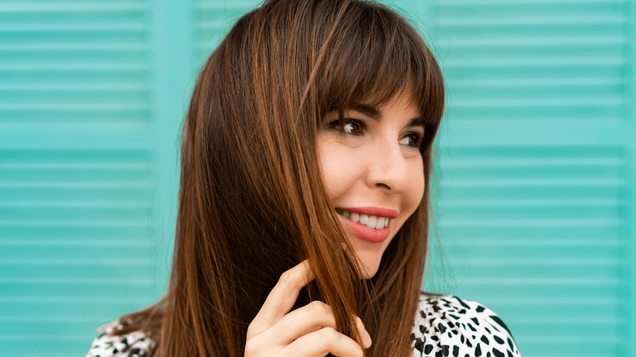 mulher com corte de cabelo com franja
