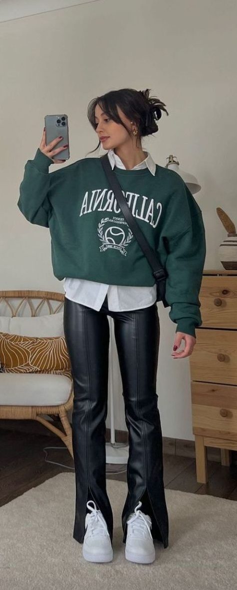 Mulher vista de frente segurando o celular