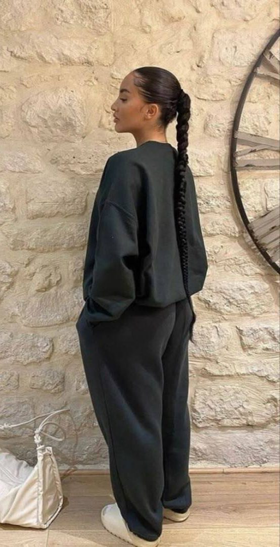 Mulher vista de costas com a m&atilde;o no bolso