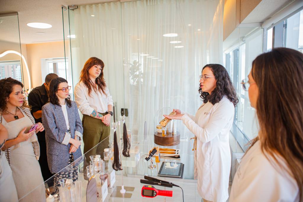 Dove Durante evento para imprensa, Evelyn Aguiar, coordenadora de Pesquisa & Desenvolvimento da Unilever, explica sobre a estrutura do fio