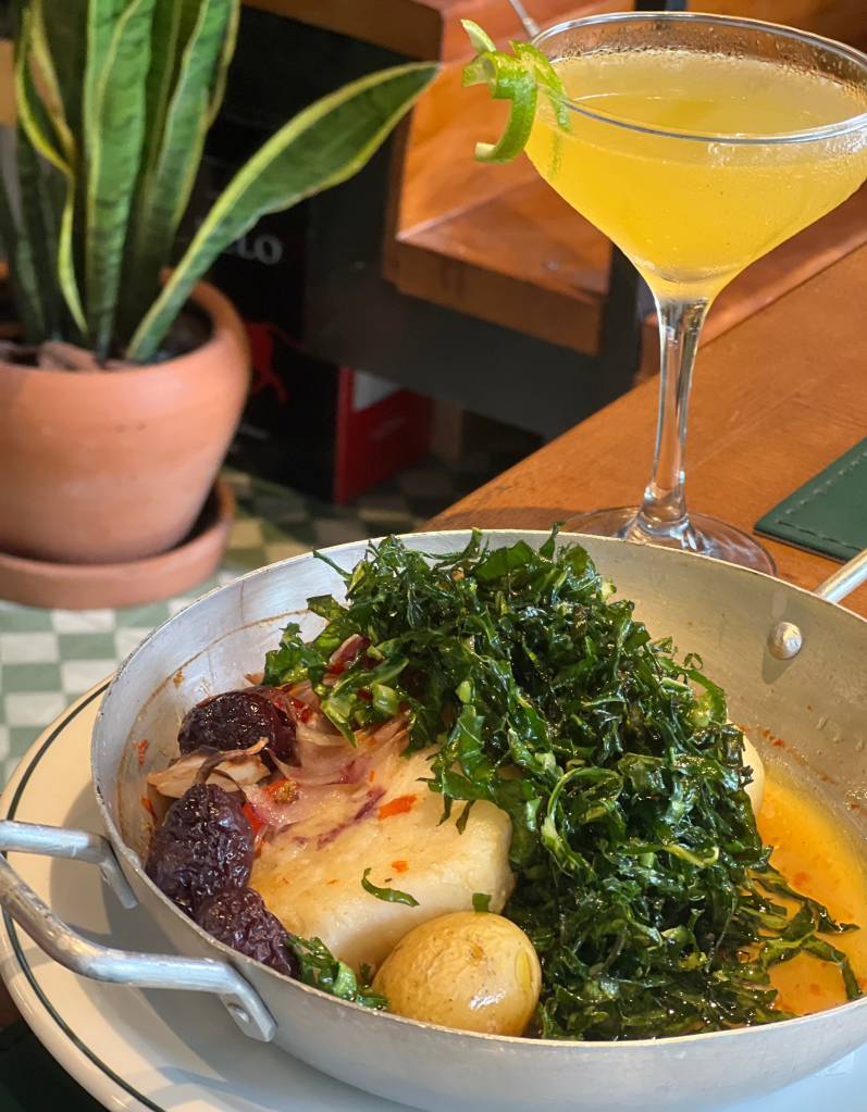 restaurantes-pascoa-Mula-manga – BACALHAUI CONFIT E PASSION SPRITZ- FOTO DIVULGAÇÃO (1) (1) (1) Bacalhau Confit e o drink Passion Spritz, servidos no Mula Manca Botequim para a Páscoa