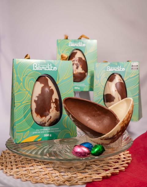 Ovo mesclado de chocolate preto ao leite e branco Momento Bendito 350g - R$ 79,90