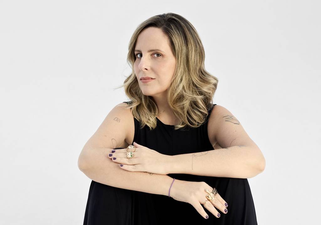 Tati Bernardi: “cabe a mim escrever um livro tirando sarro da elite”