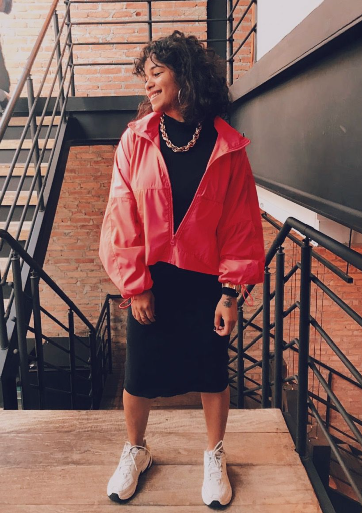 Vestido midi Para um ar mais feminino, combine a jaqueta com um vestido midi