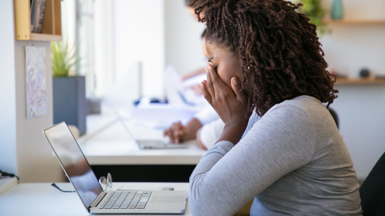 A carga invisível: por que as mulheres se afastam mais do trabalho?