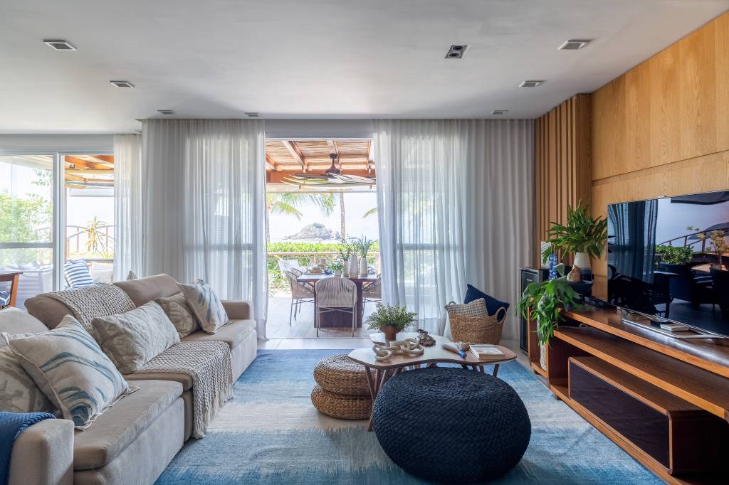 casa-de-praia-azul Como decorar o sofá com manta