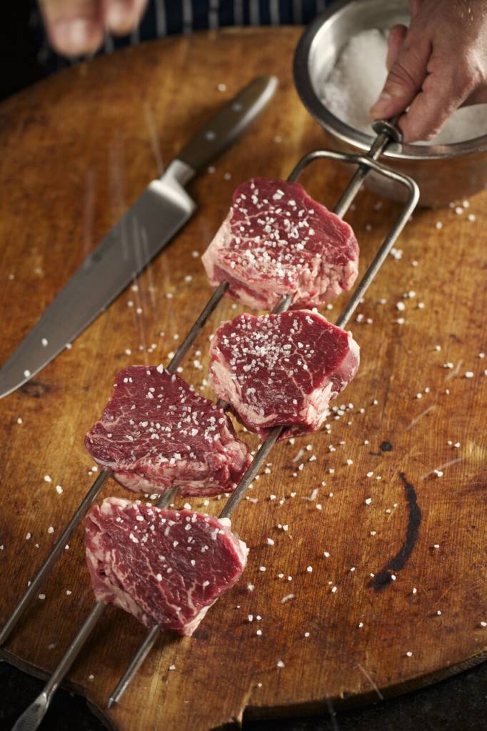 Distância que a carne fica da brasa faz diferença no preparo