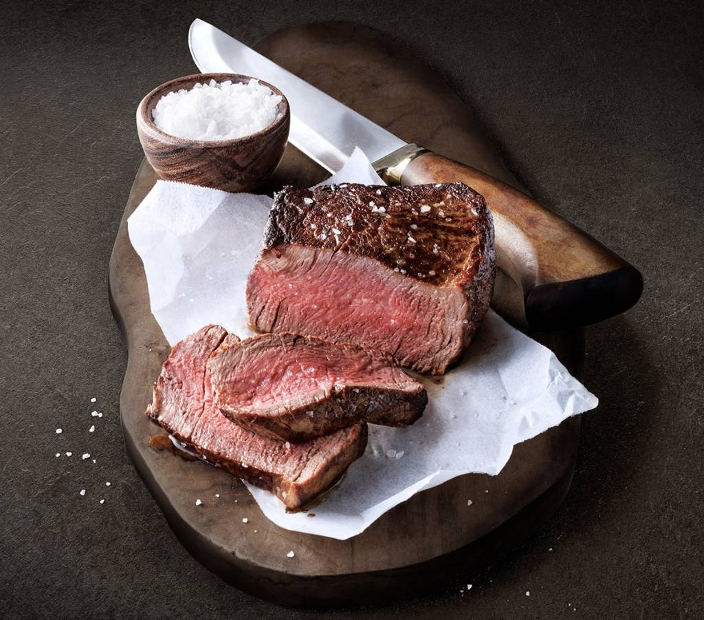 Sal grosso é o único tempero recomendado para carne vermelha no churrasco