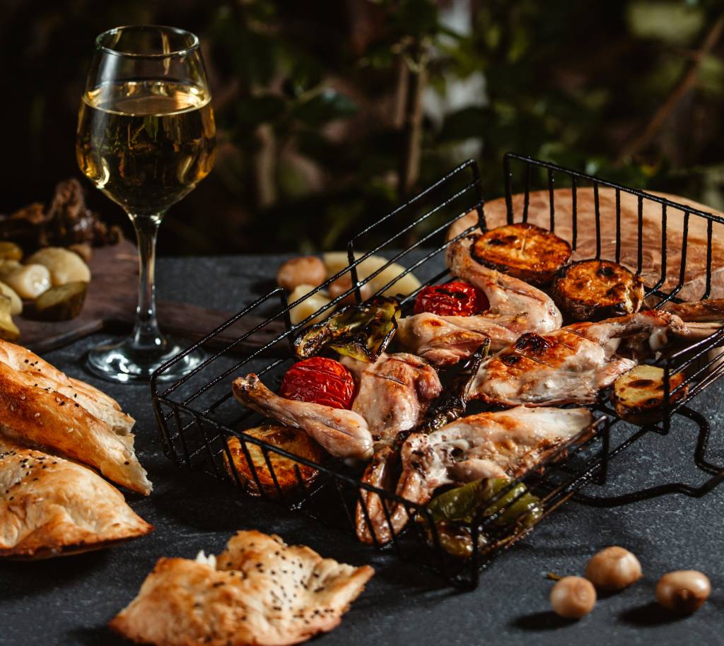Vinho branco vai bem com legumes ou carnes mais leves, como coxa e sobrecoxa de frango feitos na churrasqueira