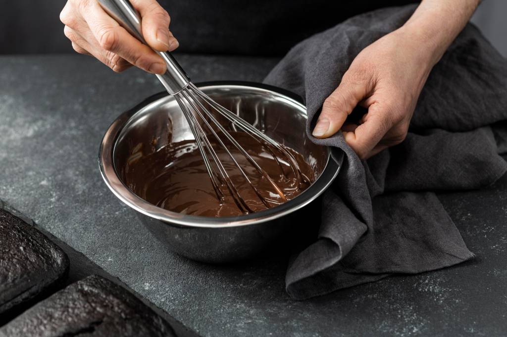 como-temperar-chocolate Como fazer ovo de Páscoa em casa