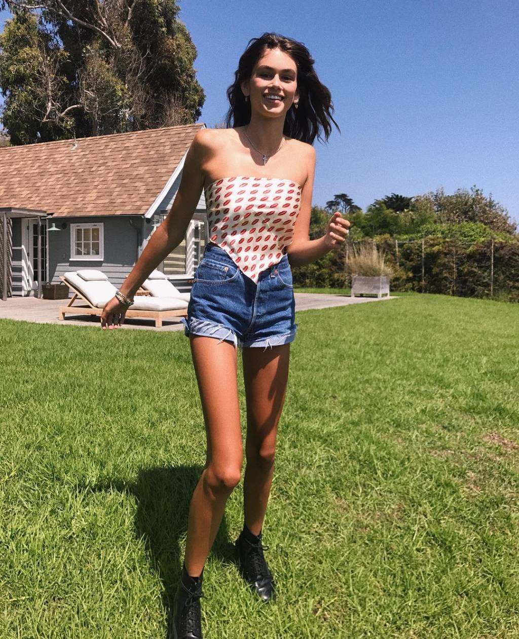 coturno-tendencia Look com lenço, short jeans e coturno preto é ideal para