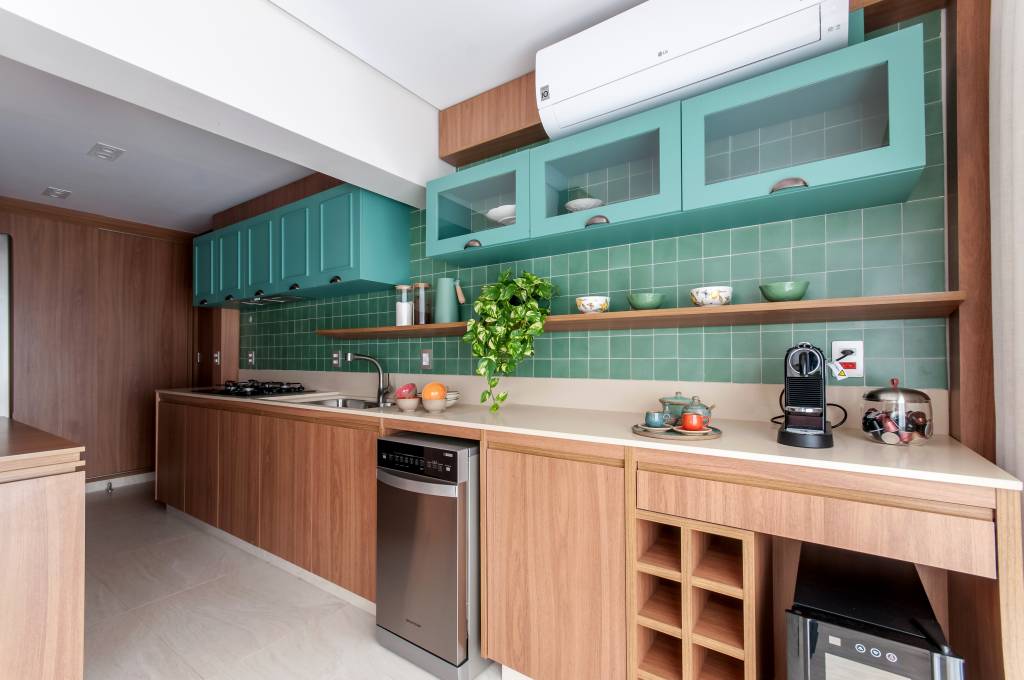 cozinha-verde-madeira-azulejos Como decorar com plantas suspensas