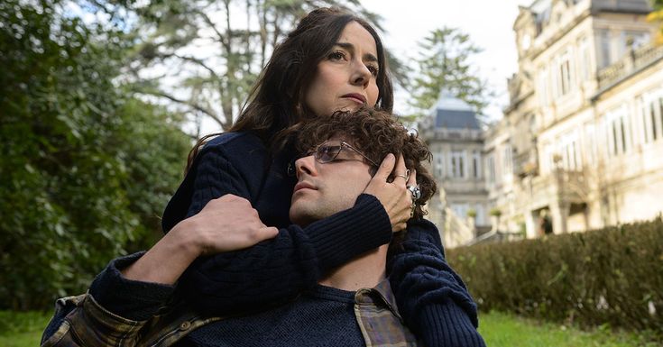 O jardineiro Imagem de mulher abraçando um homem